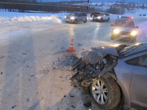 Столкновение автомашин Citroen и КАМАЗ на ул. Станционная